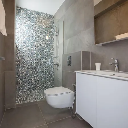 Olive Platinum, New And Luxury 4bdr With Private Pool, Short Walk To