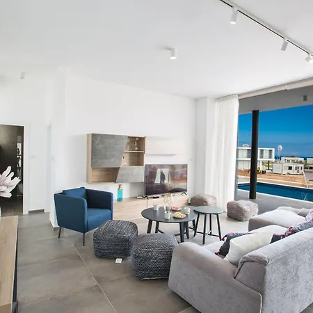 Olive Platinum, New And Luxury 4bdr With Private Pool, Short Walk To